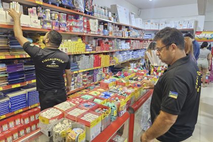 Agentes do Inmetro inspecionam material escolar para verificar qualidade e segurança (Foto: Agência Gov/Divulgação)