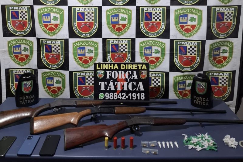 Os suspeitos conseguiram fugir para a uma área de mata, deixando três espingardas de calibre 16 e 20, quatro munições, 13 trouxinhas de maconha (Foto: PMAM)
