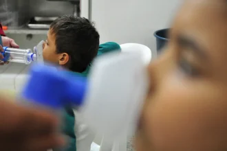 Entre os sintomas mais comuns estão febre, tosse seca, dor de garganta e congestão nasal (Foto: Tony Winston/ABr)