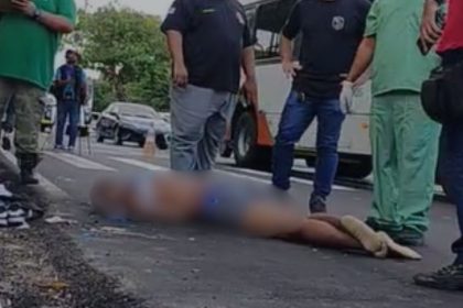 Corpo de Jamilson da Silva e Silva ficou na rua até a chegada do IML. Ele foi atropelado por motocicleta em alta velocidade (Imagem: Divulgação/redes sociais)