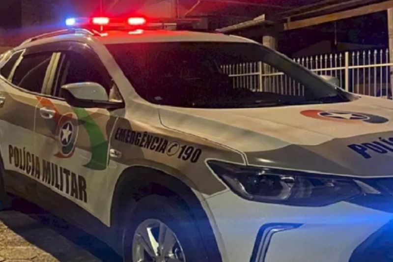 A Polícia Militar de SC diz que os agentes encontraram a jovem trancada num quarto (Foto: Divulgação/ PMSC)
