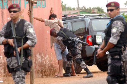 Abordagem policial de suspeito: projeto de lei estabelece novas diretrizes para ação de agentes de segurança (Foto: Fabio Rodrigues Pozzebom/ABr)