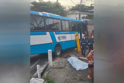 Mulher morreu ao ser atingida pelo veículo (Foto: WhatsApp/Reprodução)