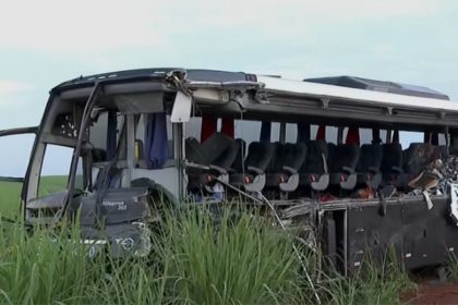 Lateral do ônibus ficou completamente destruída (Imagem: Globoplay/YouTube/Reprodução)