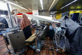 Refugiados afegãos acampados no aeroporto de Guarulhos: Brasil oficializa acolhimento (Foto: Paulo Pinto/ABr)