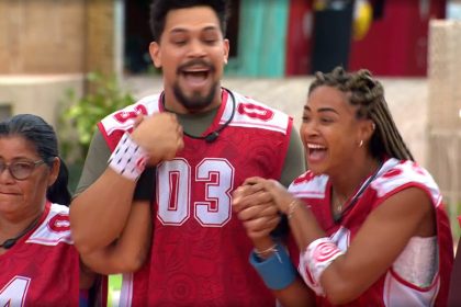 Aline e Vinícius gritaram de alegria ao vencerem a Prova do Anjo (Imagem: Gshow/YouTube)