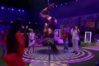 Aline no pole dance: queda ao escorregar na barra (Imagem: Globoplay/YouTube/Reprodução)