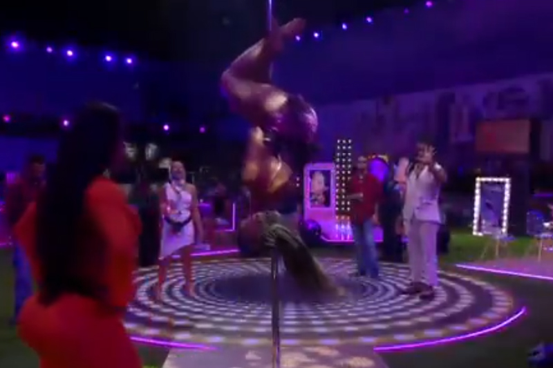 Aline no pole dance: queda ao escorregar na barra (Imagem: Globoplay/YouTube/Reprodução)