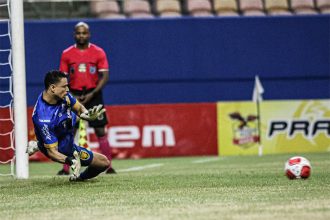 João Lopes defende pênalti e classifica o Amazonas pelo Barezão (Foto: João Normando/AMFC)