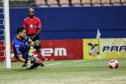 João Lopes defende pênalti e classifica o Amazonas pelo Barezão (Foto: João Normando/AMFC)