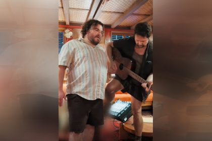 Jack Black canta enquanto Selton Mello toca violão (Imagem: Instagram/@seltonmello/Reprodução)
