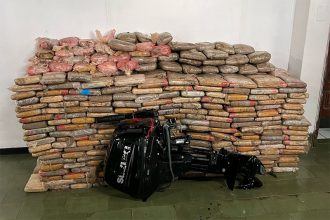 Maconha estava em barco abordado por soldados do Exército na fronteira do Brasil com a Colômbia (Foto: CMA/Divulgação)