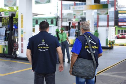 Agentes do Procon fiscalizam posto de combustível em Manaus (Foto: João Pedro/Procon-AM)