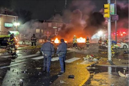 Avião caiu próximo a shopping. Uma pessoa no solo morreu ao ser atingida por destroços da aeronave (Imagem: CBS/YouTube/Reprodução)