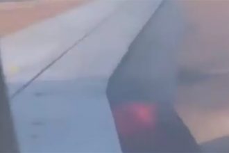 Passageiro registrou fogo no motor do avião. Piloto parou aeronave e todos foram retirados sem ferimentos (Imagem: X/Reprodução)
