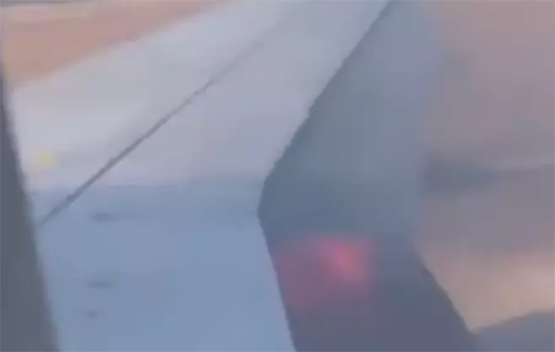 Passageiro registrou fogo no motor do avião. Piloto parou aeronave e todos foram retirados sem ferimentos (Imagem: X/Reprodução)