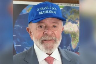 Presidente Lula com o boné no estilo Donald Trump: 'batalha' das frases de efeito (Imagem: TV Brasil/YouTube)