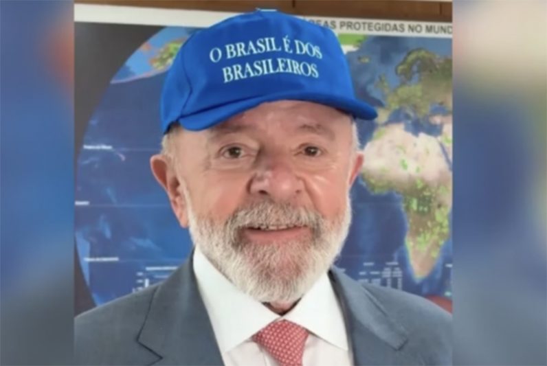 Presidente Lula com o boné no estilo Donald Trump: 'batalha' das frases de efeito (Imagem: TV Brasil/YouTube)