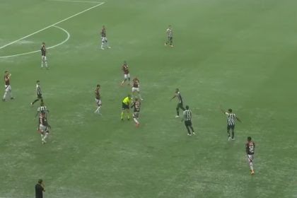 Momento em que o árbitro paralisa o jogo entre Botafogo e Flamengo (Imagem: TV Globo/Reprodução)