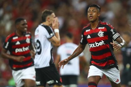 Bruno Henrique, de pênalti, abriu o placar na vitória do Flamengo (Foto: Paula Reis/CRF)