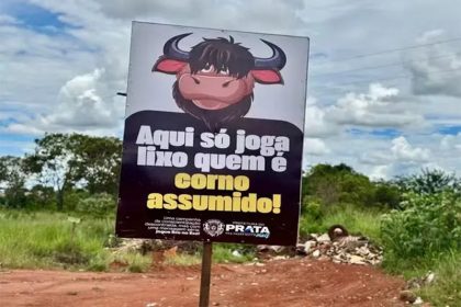 Placa em terreno baldio em Prata (MG): prefeitura busca inibir descarte irregular de lixo com campanha provocativa (Foto: Prefeitura de Prata/Divulgação)