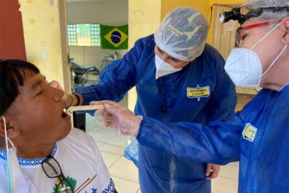 Médicos coletam amostra de secreção de indígena para exame: manual orienta sobre ações para a saúde indígena (Foto: Ministério da Saúde/Divulgação)