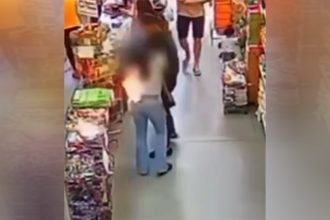 Calça da mulher pegou fogo e ela teve queimaduras, mas passa bem (Imagem: Câmera de segurança/Redes sociais)