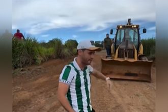 Cleitinho Azevedo orienta condutor de trator a abrir desvio particular para burlar pedágio (Imagem: TikTok/Reprodução)