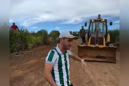 Cleitinho Azevedo orienta condutor de trator a abrir desvio particular para burlar pedágio (Imagem: TikTok/Reprodução)