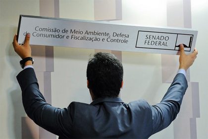 Fixação de placa em sala de comissão técnica: definição de integrantes é com base nas bancadas (Foto: Marcos Oliveira/Agência Senado)