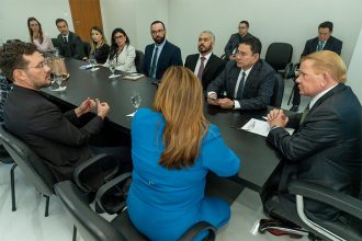 José Hamilton Saraiva com representantes de órgãos públicos: menos burocracia (Foto: Chico Batata/TJAM)