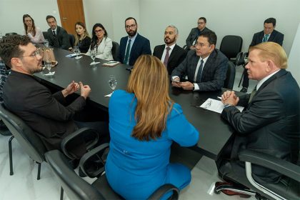José Hamilton Saraiva com representantes de órgãos públicos: menos burocracia (Foto: Chico Batata/TJAM)