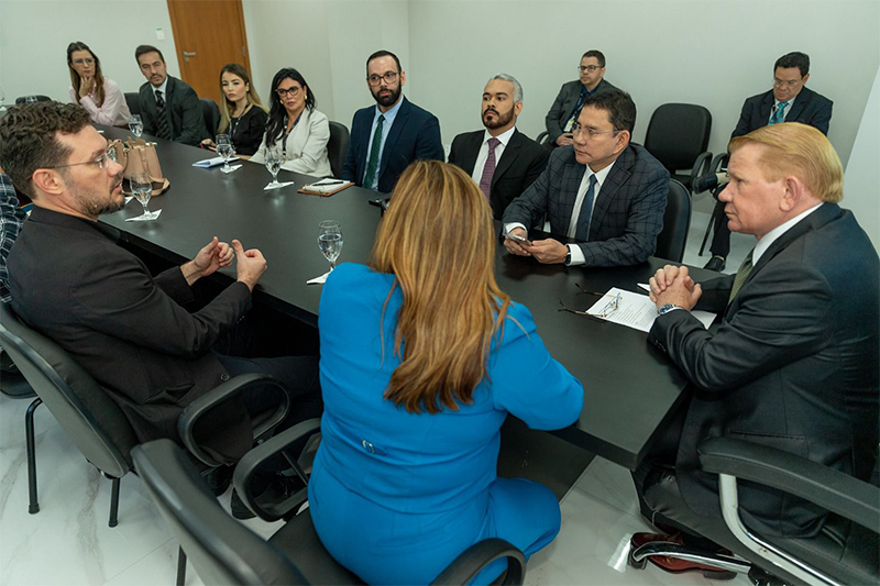 José Hamilton Saraiva com representantes de órgãos públicos: menos burocracia (Foto: Chico Batata/TJAM)