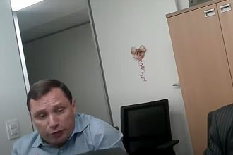 Mauro Cid em depoimento à PF: revelação sobre joias da Arábia Saudita (Imagem: YouTube/Reprodução)