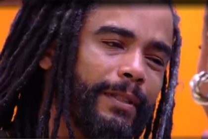 Diogo chorou para Alice, que não se rendeu à emoção do ator (Imagem: Gshow/Reprodução/YouTube)