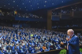 Presidente Lula discursa para prefeitos: defesa dos municípios (Foto: Ricardo Stuckert/PR)