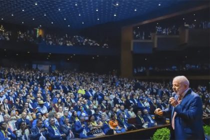 Presidente Lula discursa para prefeitos: defesa dos municípios (Foto: Ricardo Stuckert/PR)