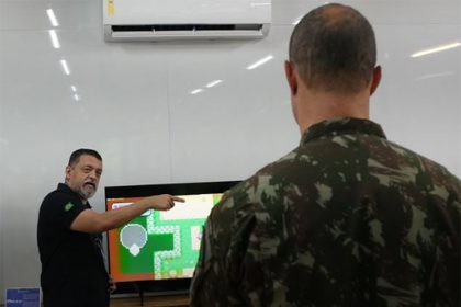 Jucimar Maia Jr., diretor da EST/UEA, explica a oficiais do Exército pesquisa em tecnologia pela universidade (Foto: UEA/Divulgação)