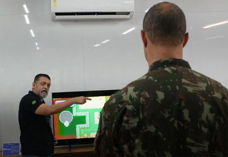 Jucimar Maia Jr., diretor da EST/UEA, explica a oficiais do Exército pesquisa em tecnologia pela universidade (Foto: UEA/Divulgação)