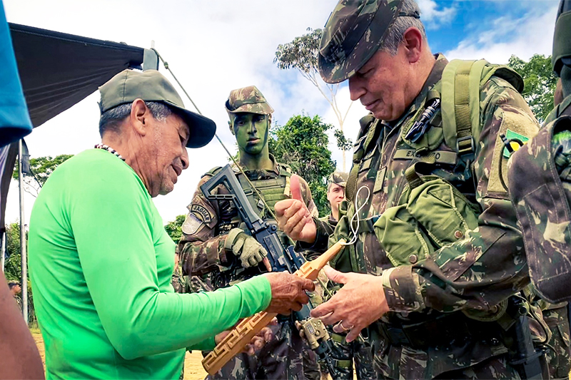 Comandante do Exército, general Tomás Paiva recebe presente de líder indígena no posto do Exército (Foto: CMA/Divulgação)