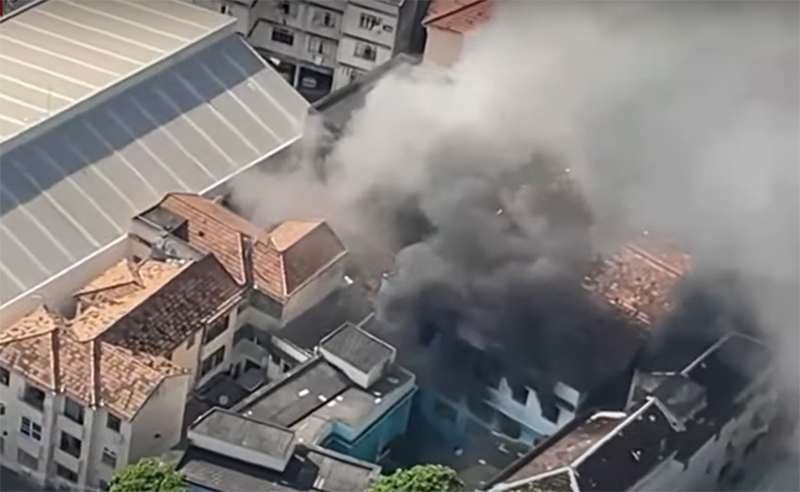 Incêndio gerou intensa fumaça preta. Trabalhadores escaparam pelas janelas (Imagem: Band/YouTube/Reprodução)