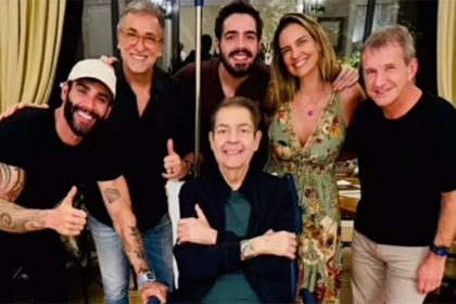 Faustão em foto no Instagram: companhia de amigos, da esposa e do filho (Imagem: Instagram/Reprodução)