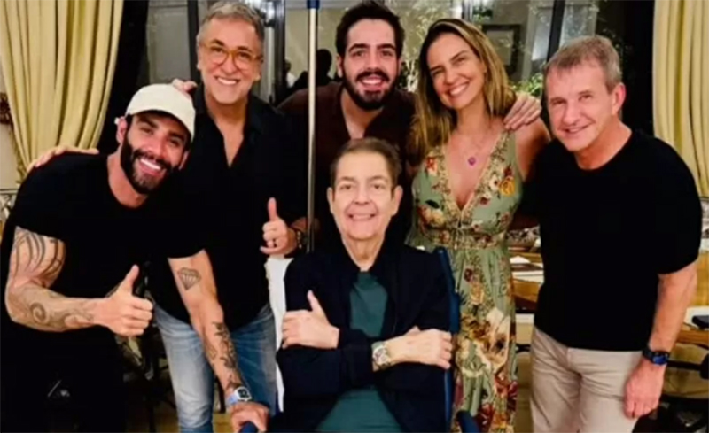 Faustão em foto no Instagram: companhia de amigos, da esposa e do filho (Imagem: Instagram/Reprodução)