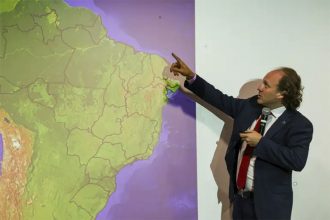 Rodrigo Agostinho, presidente do Ibama, mostra mapa com locais suscetíveis a incêndios florestais (Foto: Antonio Cruz/ABr)