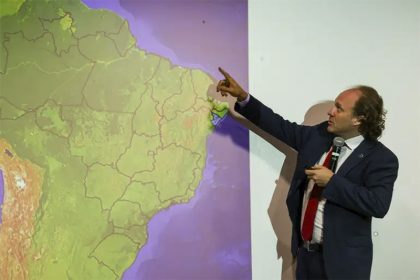 Rodrigo Agostinho, presidente do Ibama, mostra mapa com locais suscetíveis a incêndios florestais (Foto: Antonio Cruz/ABr)