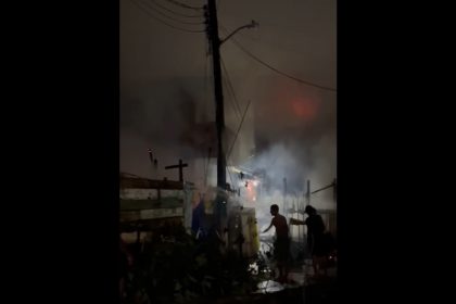 Moradores usaram balde para ajudar bombeiros a apagar o fogo (Imagem: WhatsApp/Reprodução)