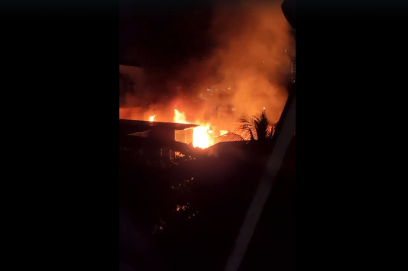Incêndio destruiu dez casas. Moradores registraram o fogo se alastrando (Imagem: WhatsApp/Reprodução)