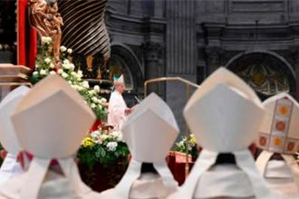 Arcebispo Rino Fisichella lê a homilia do Papa Francisco