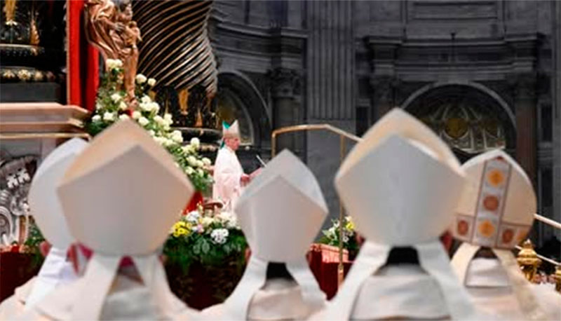 Arcebispo Rino Fisichella lê a homilia do Papa Francisco