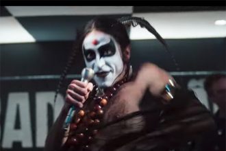 Ator Jesuíta Barbosa como Ney Matogrosso: atuação brilhante (Imagem: Paris Filmes/Reprodução)